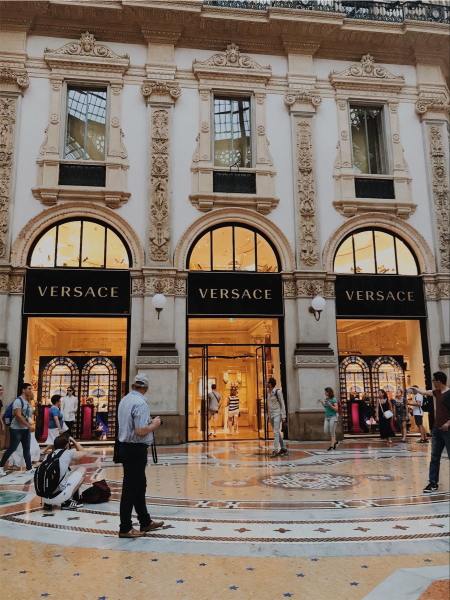 cửa hàng Versace tại Pháp