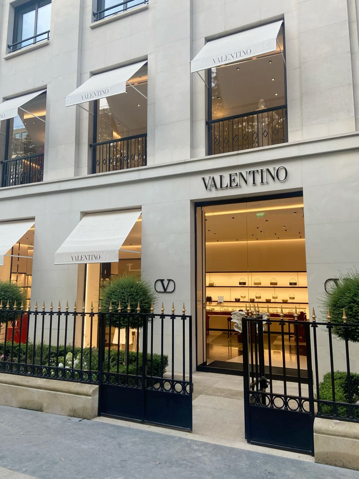 cửa hàng Valentino