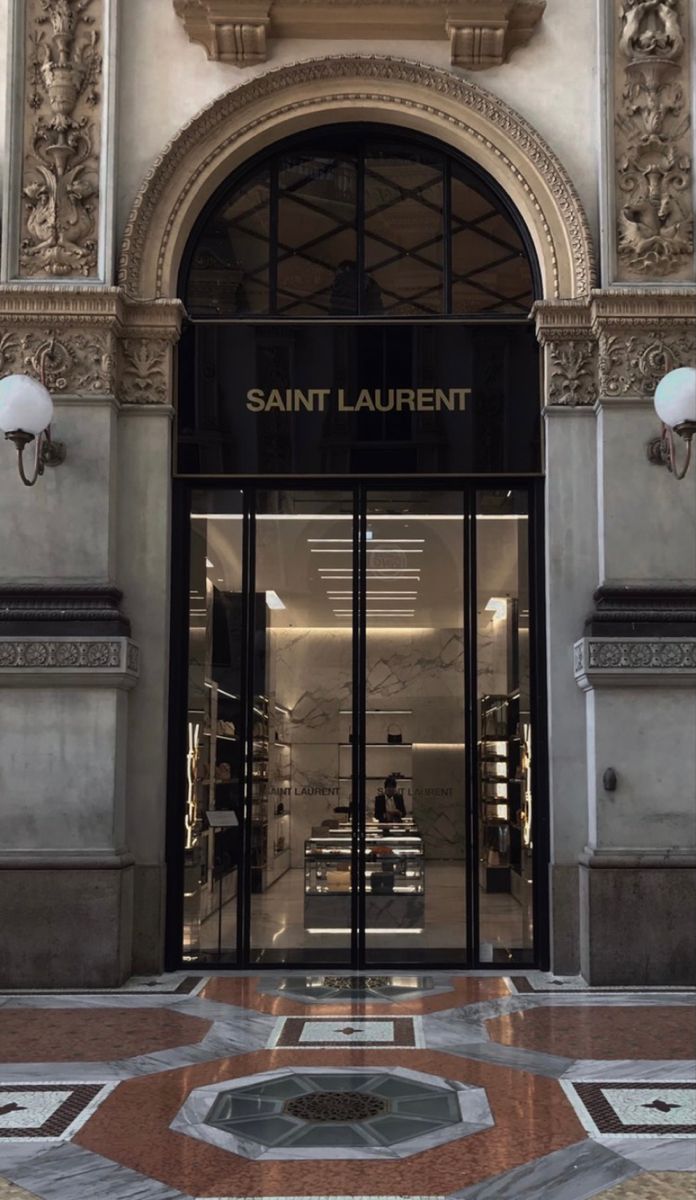 cửa hàng Yves Saint Laurent