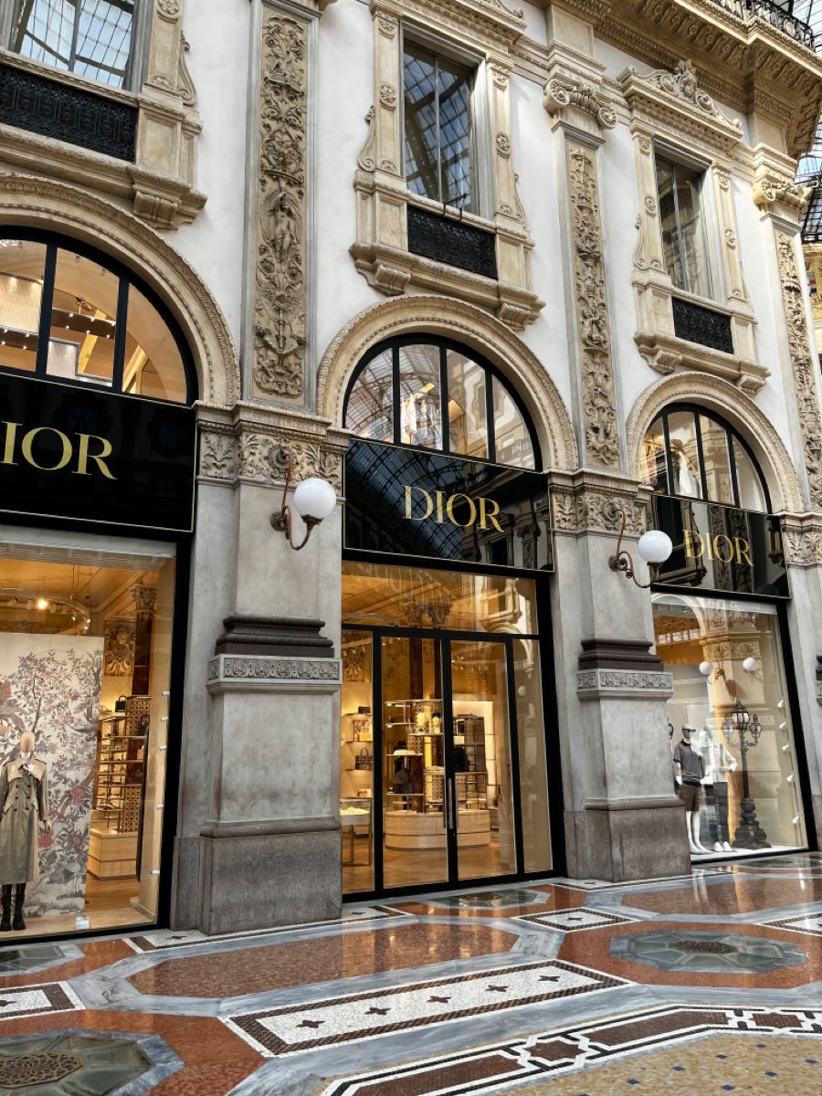 cửa hàng dior tại Pháp